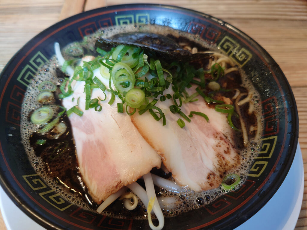 濃厚豚骨を再び食べに！「久留米とんこつラーメン松山分校」でピリ辛の「呼び戻しブラック」をいただく！