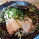 濃厚豚骨を再び食べに!「久留米とんこつラーメン松山分校」でピリ辛の「呼び戻しブラック」をいただく!