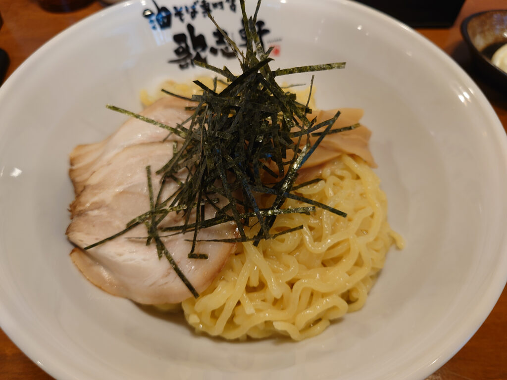 油そば専門店の「歌志軒」のランチタイムは超お得！ お腹いっぱいになってきた！