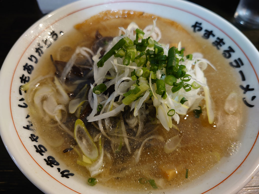 スープが美味いぜ！松山市大手町前電停すぐの「やすまるラーメン」で「濃厚煮干しラーメン」を食べてきた！