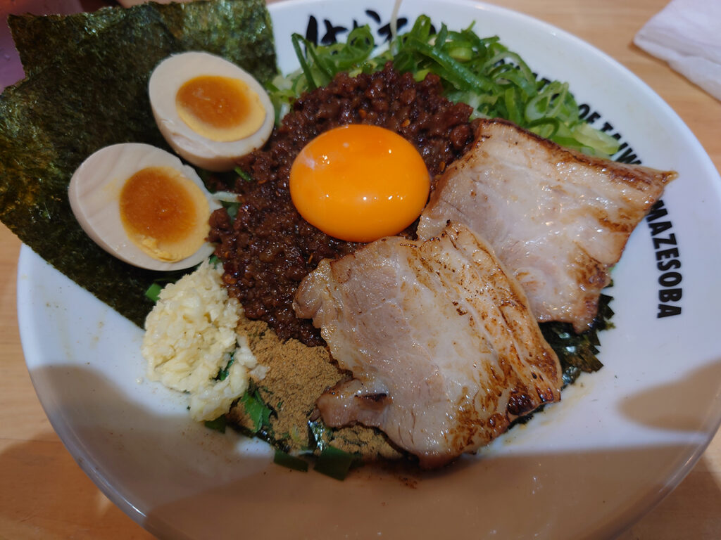 ぶち込めニンニク！ 大街道の「はなび」で「DX台湾まぜそば」を夢中で食べてきたよ！