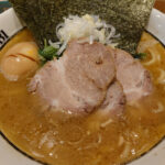 家系ラーメン有段者になれ! 松山市の「黒帯」で正しい食べ方のライスとラーメンをすする!