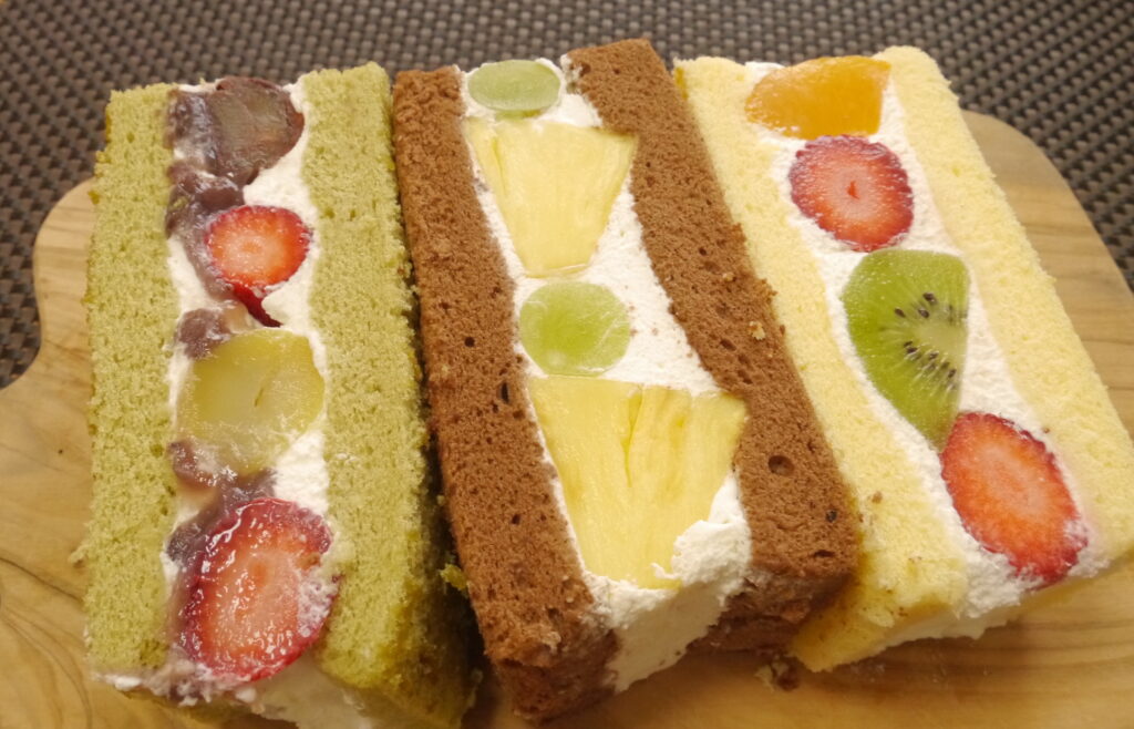 手で食べるケーキ！？新居浜にある洋菓子屋「永久堂」のフルーツサンドを食べてみた！