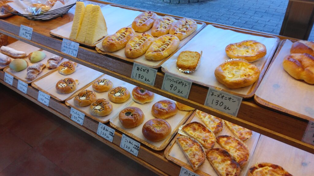 リーズナブルで種類も多彩！ＪＲ卯之町駅からすぐのパン屋「チロル」に行ってきました！