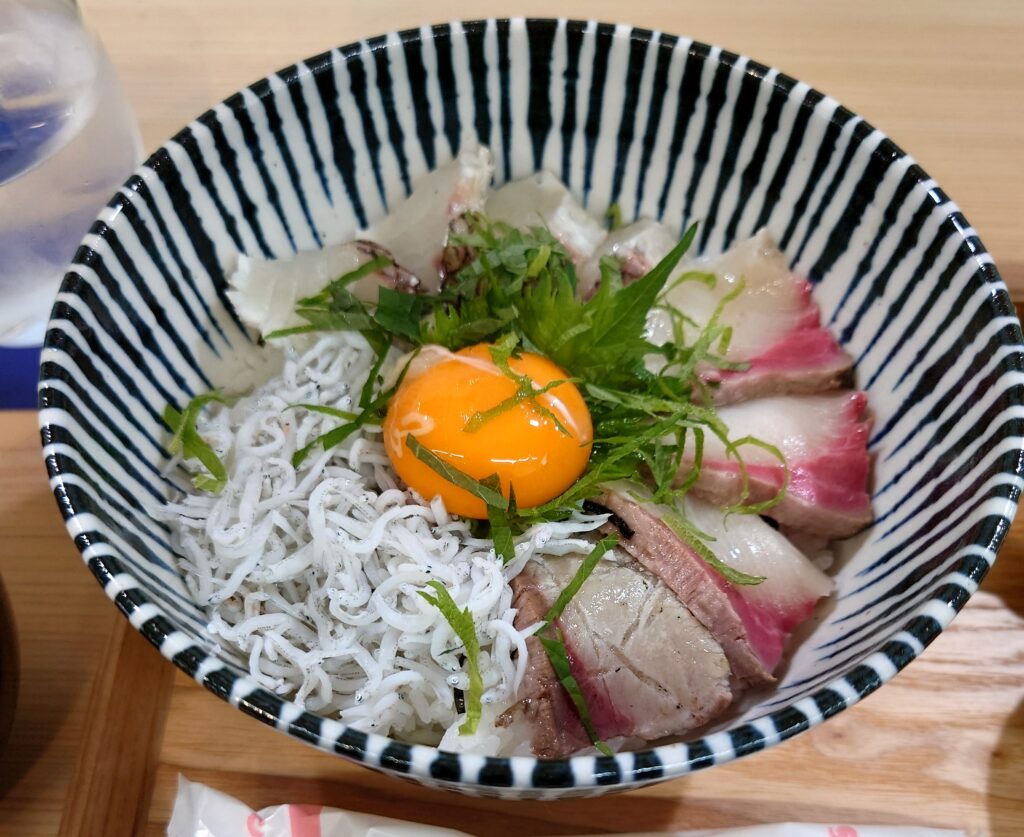 西予市の藁焼き酒場「澄澄」でランチに「海鮮丼」（海鮮３種盛り）を食べてきたよ！