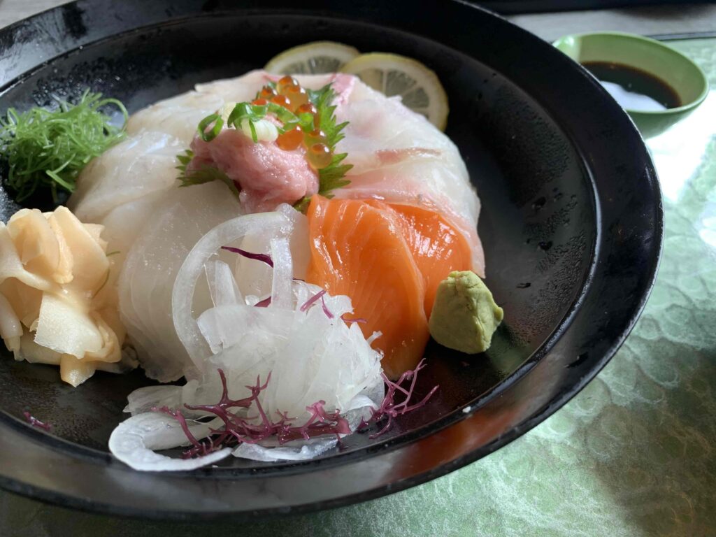 八幡浜みなっとにある「どーや食堂」で一番人気の「海鮮丼（並）」を食べてみたよ！