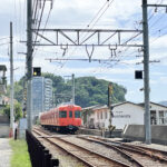 まるで”みかん”のよう!伊予鉄グループの「オレンジ色の電車」がどんな景色にも映えるんです!