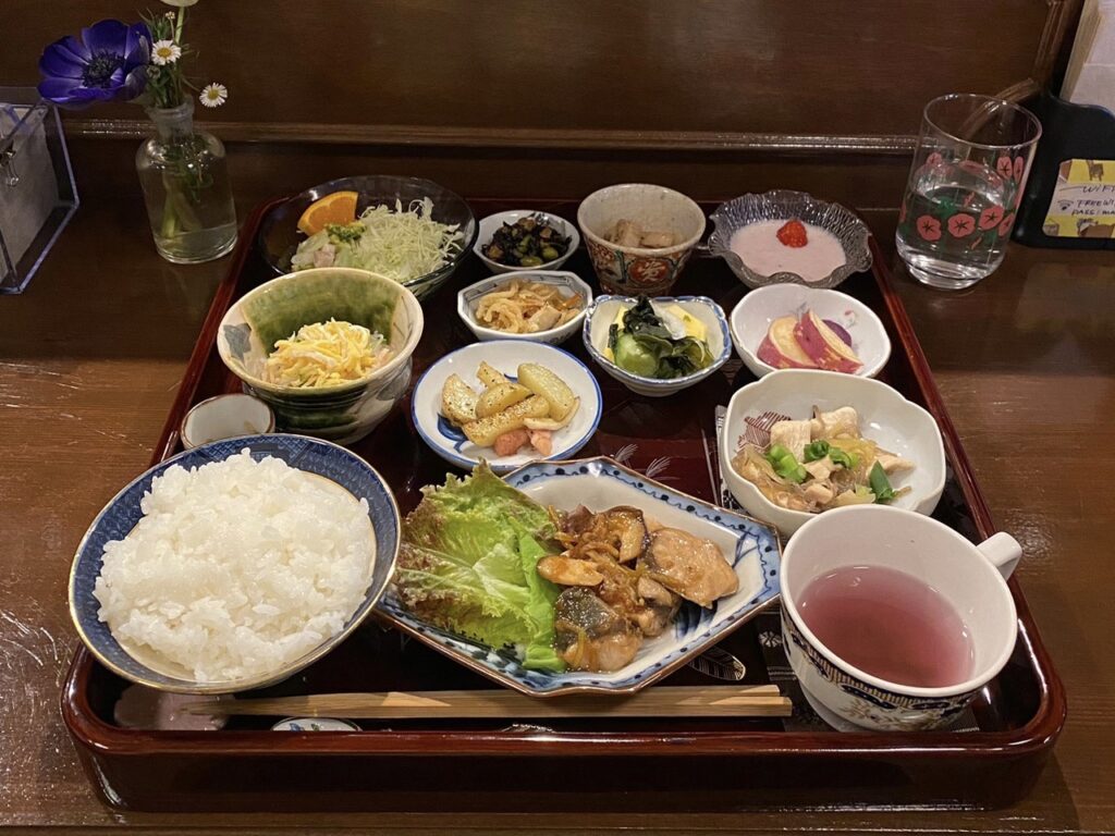 オープンから大人気！大洲市にあるリノベカフェ「随（まにまに）」で「日替わりランチ」を食べました！