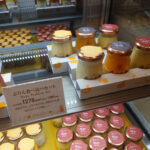 道後温泉のお土産にも! 道後商店街の人気店「道後ぷりん」のぷりんを食べ比べてみる!